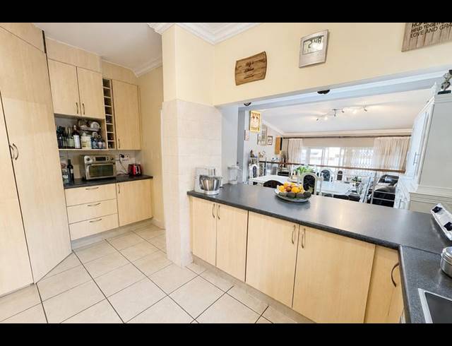 3 BEDROOM TOWNHOUSE FOR SALE IN SANDOWN